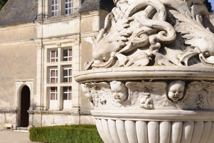 France, Loir-et-Cher (41), château de Villesavin (châteaux de la Loire), vasque italienne en marbre blanc dans la cour d'honneur