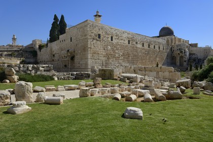 Israel, Jérusalem, ville sainte, vieille-ville classée Patrimoine Mondial de l'UNESCO, Le Mont du Temple vu du Centre Davidson, murs de soutènement ouest et sud de l'esplanade du Temple construite par Hérode Ier le Grand et la mosquée Al-Aqsa en hauteur