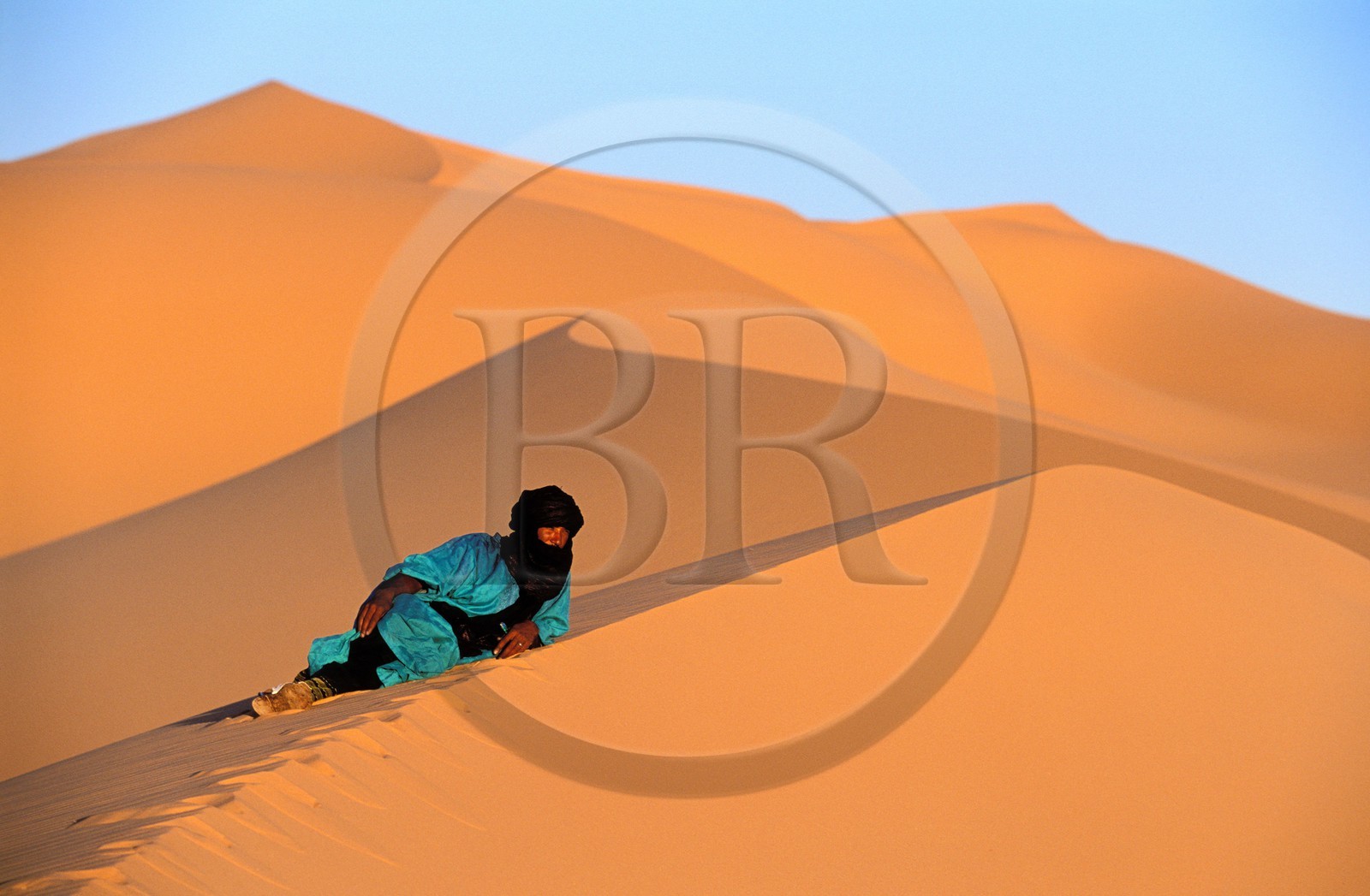 Libya, region of the desert, the Fezzan (Sahara), Tuareg in the dunes of the Erg of Murzuq