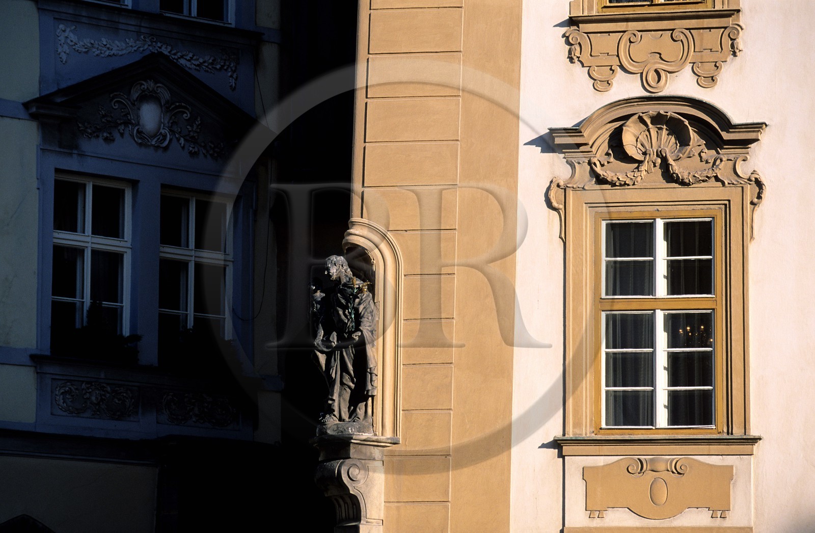 République Tchèque, Prague, détail de façade de style baroque sur la place centrale de la vieille ville