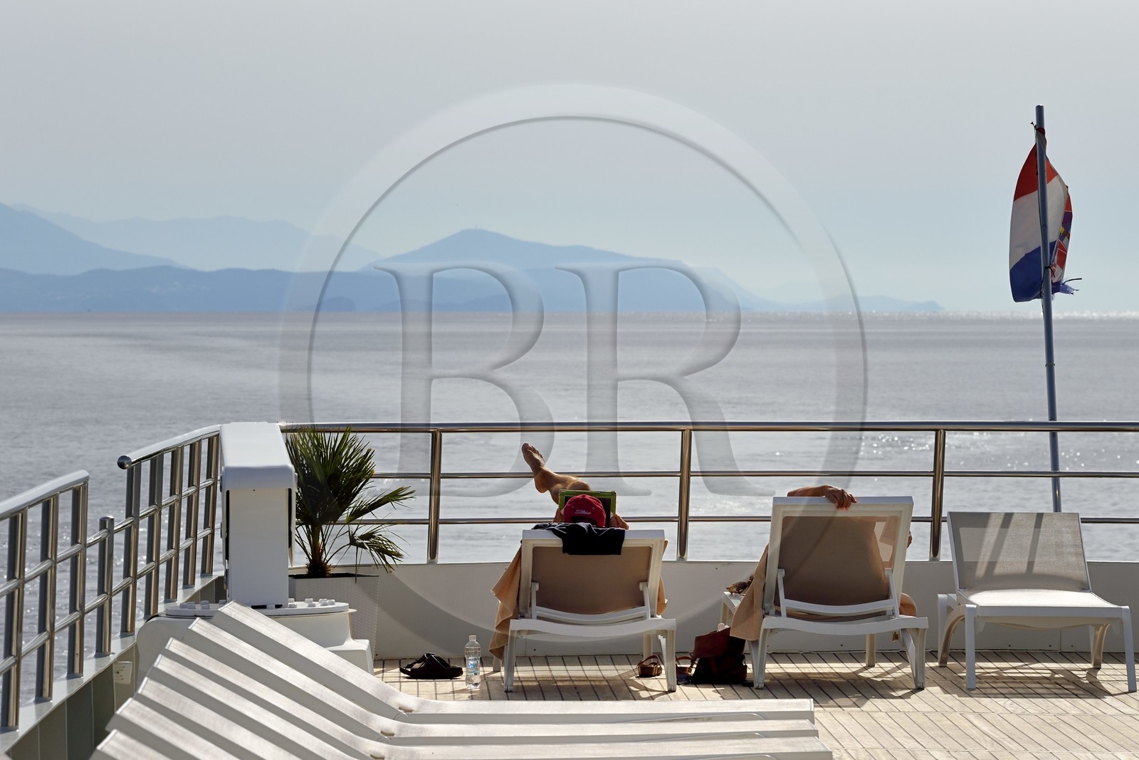 Croatie, Dalmatie, cote dalmate, farniente sur le pont supérieur du bateau de croisiere Ave Maria