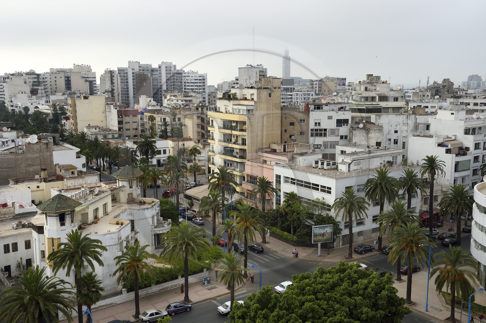 Maroc, Casablanca, villa dite des Tourelles à l'angle de la rue d'Alger et du boulevard Rachidi, architecte Marius Boyer (1930), et la Grande Mosquée Hassan II en arrière plan