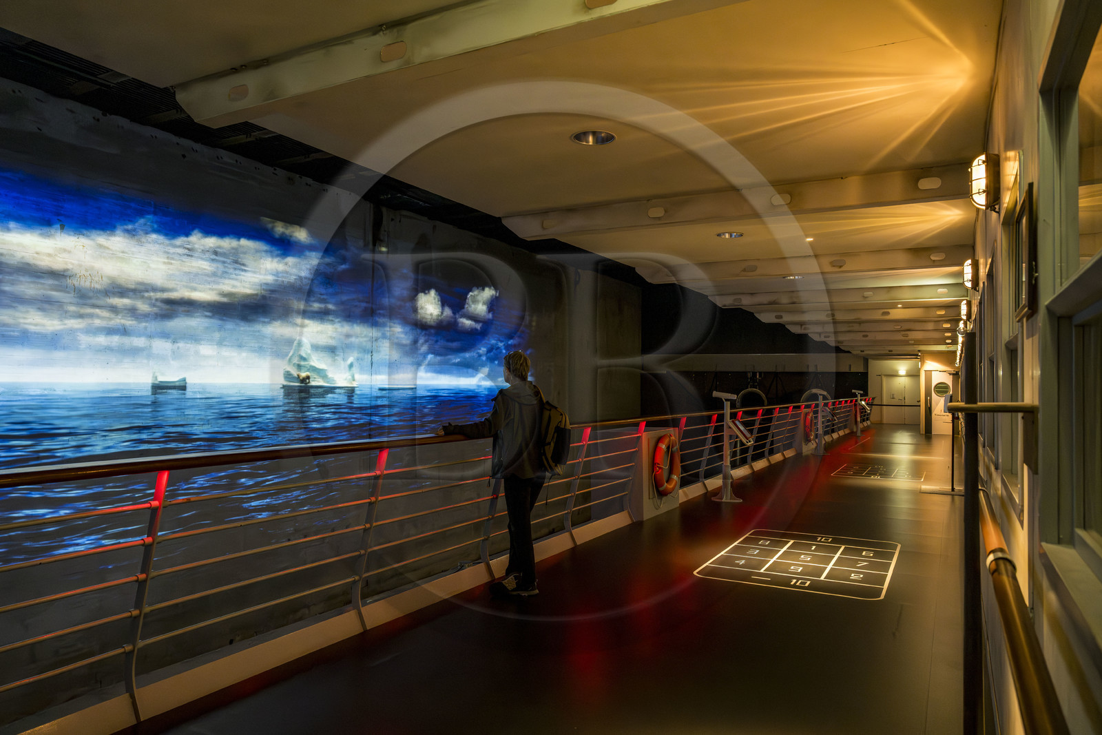 France, Loire-Atlantique (44), Saint-Nazaire, l'Escal'Atlantic dans l'ancienne base sous-marine allemande fait revivre le monde des transatlantiques, le pont promenade