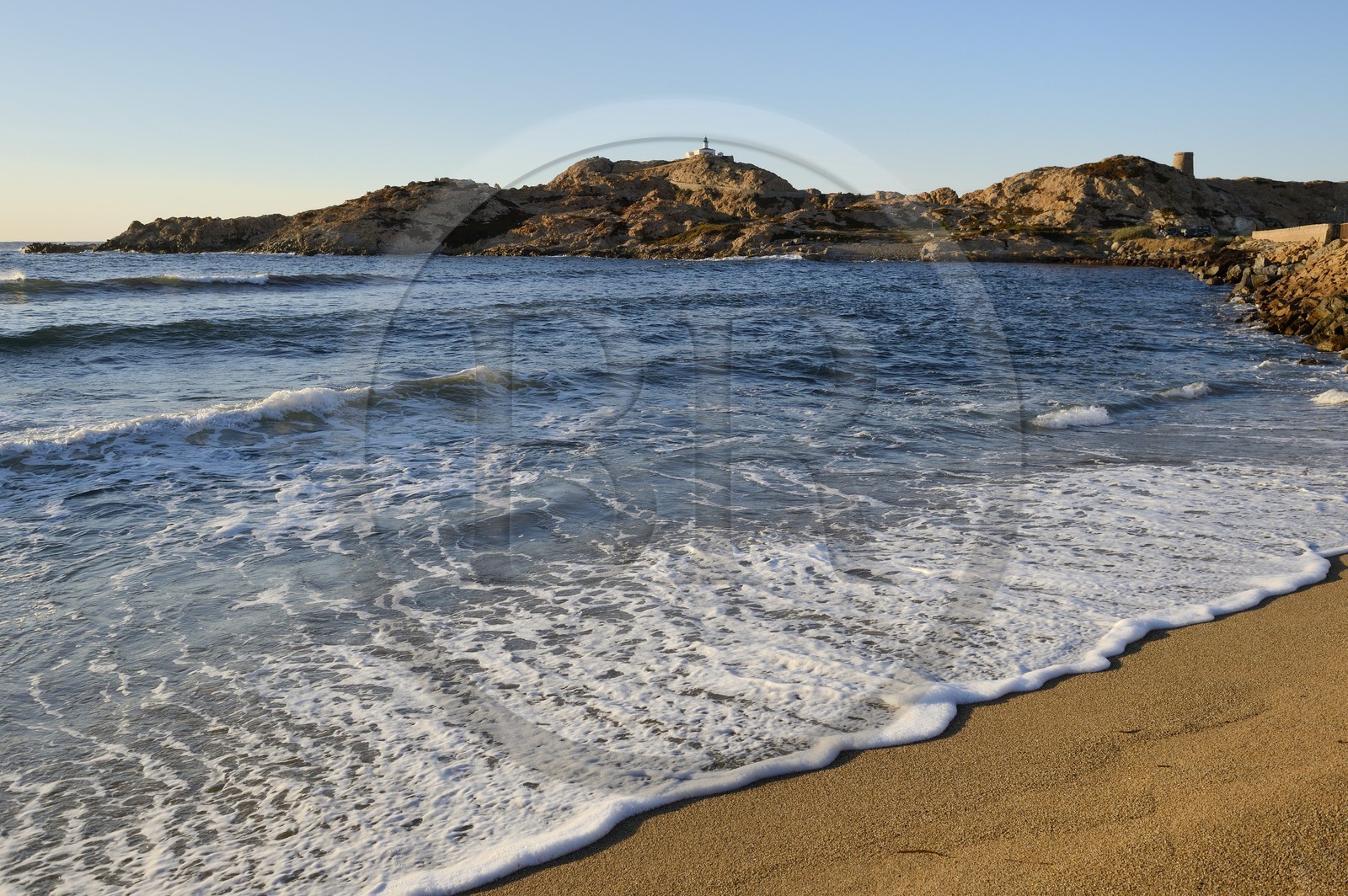 France, Haute-Corse (2B), Balagne, L'Ile Rousse, le phare de la Pietra et la tour génoise du XVe siècle en arrière de la plage