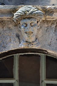 France, Var (83), Saint-Tropez, le porche de la maison dite du Maure rue du général Allard en pierre serpentine