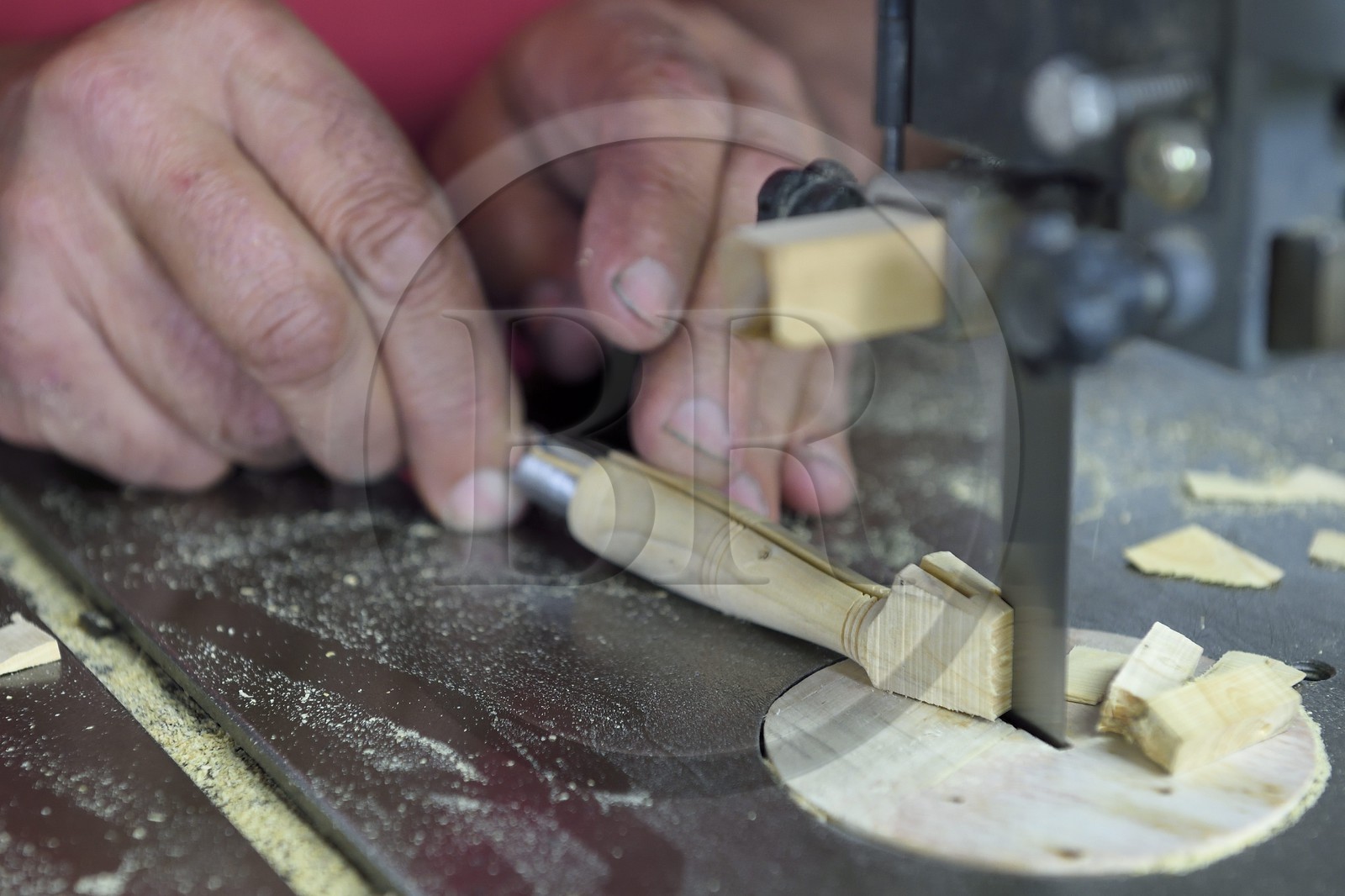 France, Dordogne (24), Périgord Vert, Nontron, fabrication des couteaux de Nontron à la Coutellerie Nontronnaise, dégrossissage du manche