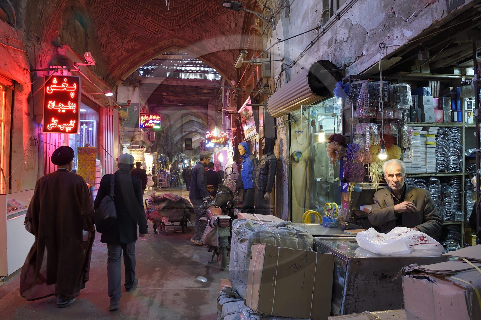 Iran, province d'Ispahan, Ispahan, mollah dans le Bazar-e Bozorg (Grand Bazar), immense bazar couvert qui remonte à près de 1300 ans