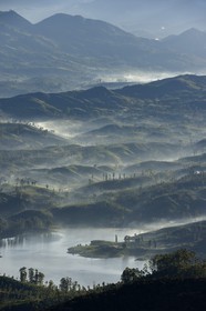Sri Lanka, province du centre, Dalhousie, paysage sur le réservoir Maussakelle depuis le sommet du Pic d'Adam (Adam's Peak)