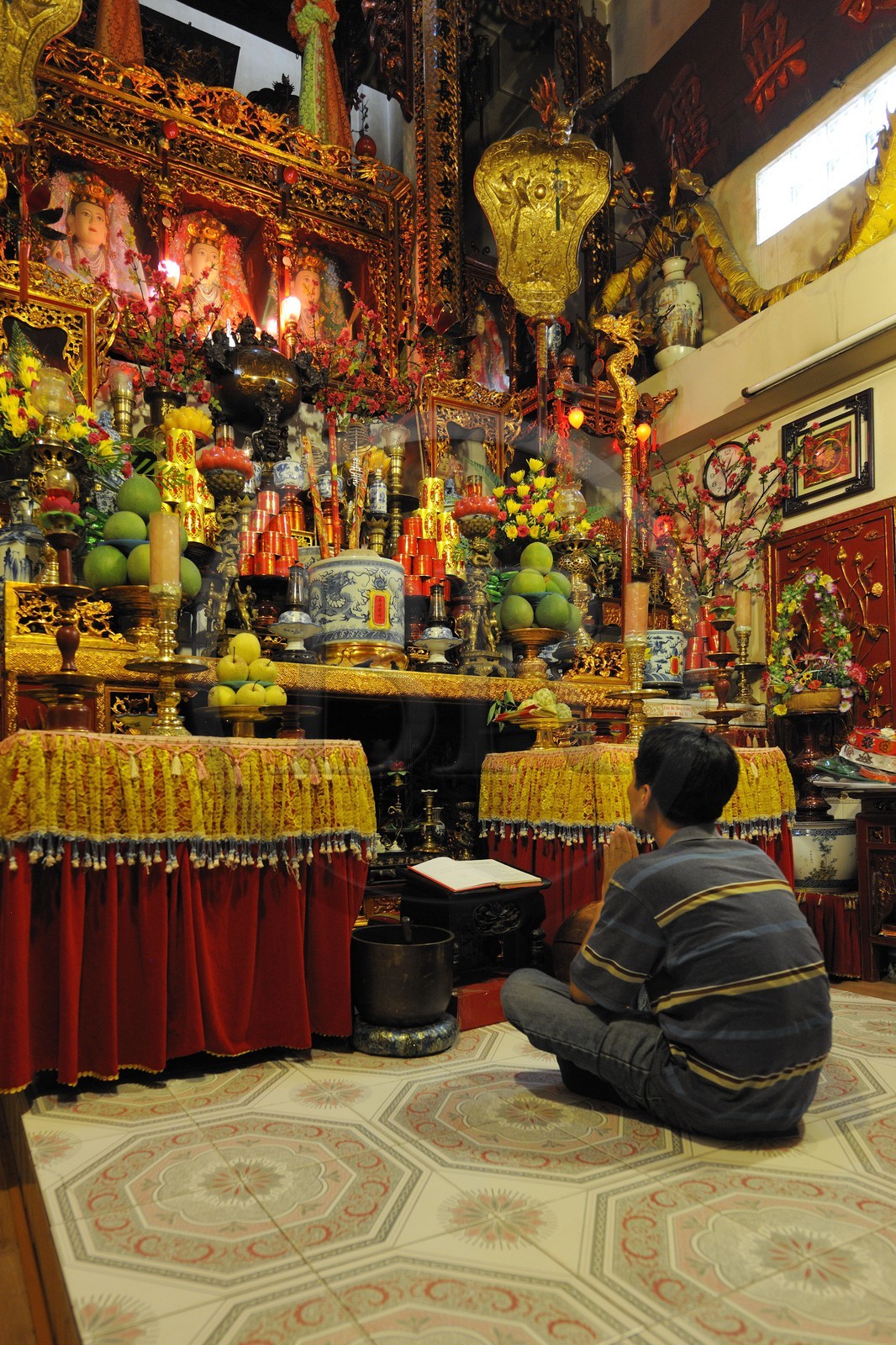 Vietnam, Hanoï, quartier des 36 rues dans la vieille ville, temple dans Pho Hang Bac