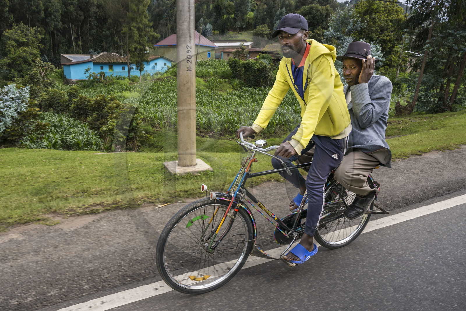 Rwanda, Province du Nord, District de Musanze (Ruhengeri), Busogo, vélo taxi sur la RN4, il est principalement utilisé pour les petits déplacements