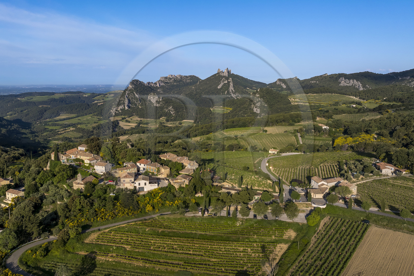 France, Vaucluse (84), Dentelles de Montmirail, le village de Suzette entouré par le vignoble, le Clapis prolongé par le Grand Montmirail à gauche, les Dentelles Sarrasines au centre et le Grand Travers à droite en arrière plan (vue aérienne)