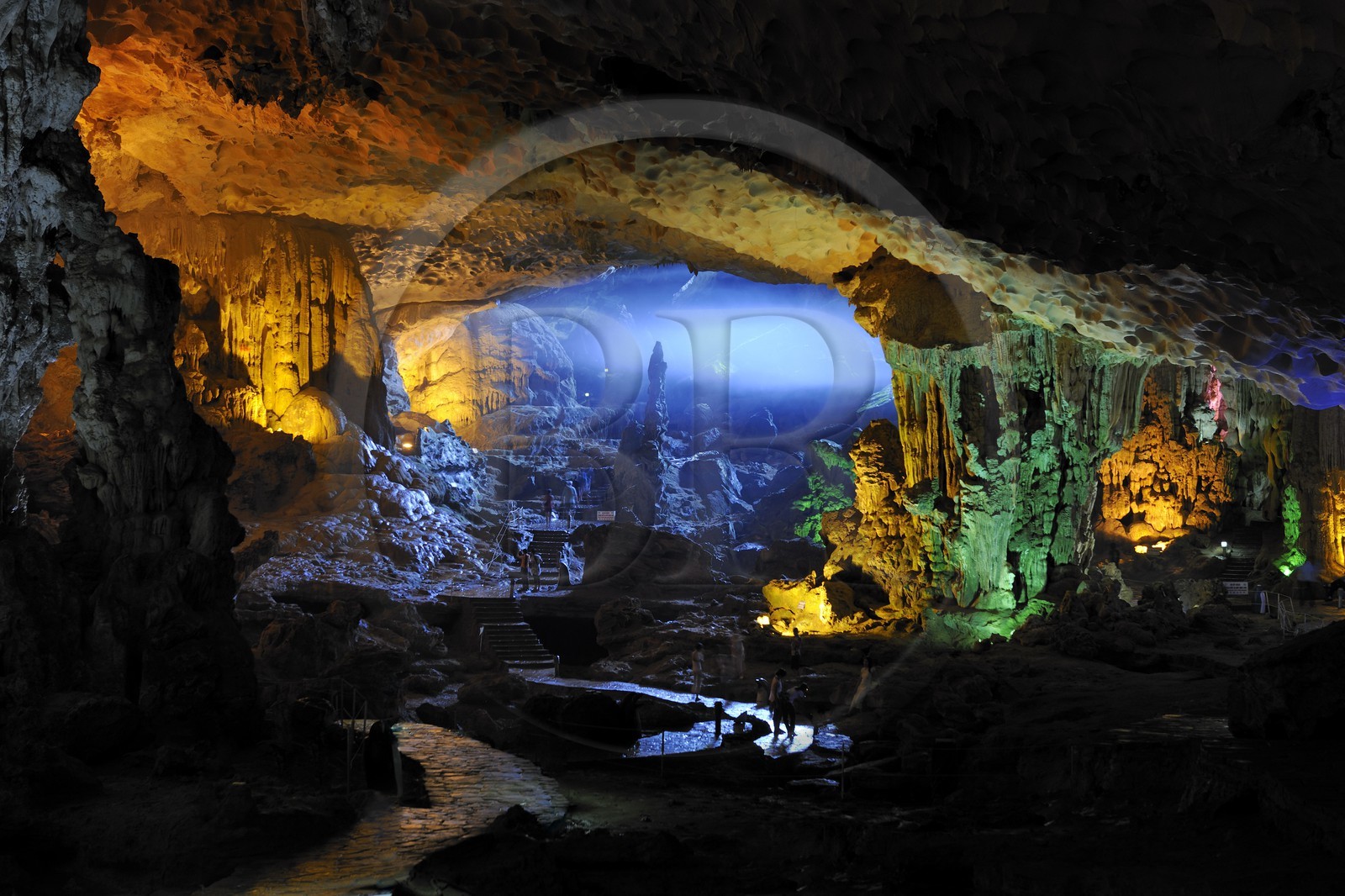Vietnam, province de Quang Ninh, la Baie d'Halong classée Patrimoine Mondial de l'UNESCO, la grotte Hang Sung Sot dite de la Surprise sur l'île de Bo Hon