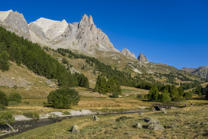 France, Hautes Alpes (05), le Briançonnais, Névache, vallée de la Clarée, la rivière La Clarée au pont du Moutet, le massif des Cerces et les pointes de la Main de Crépin (2942m) en arrière-plan