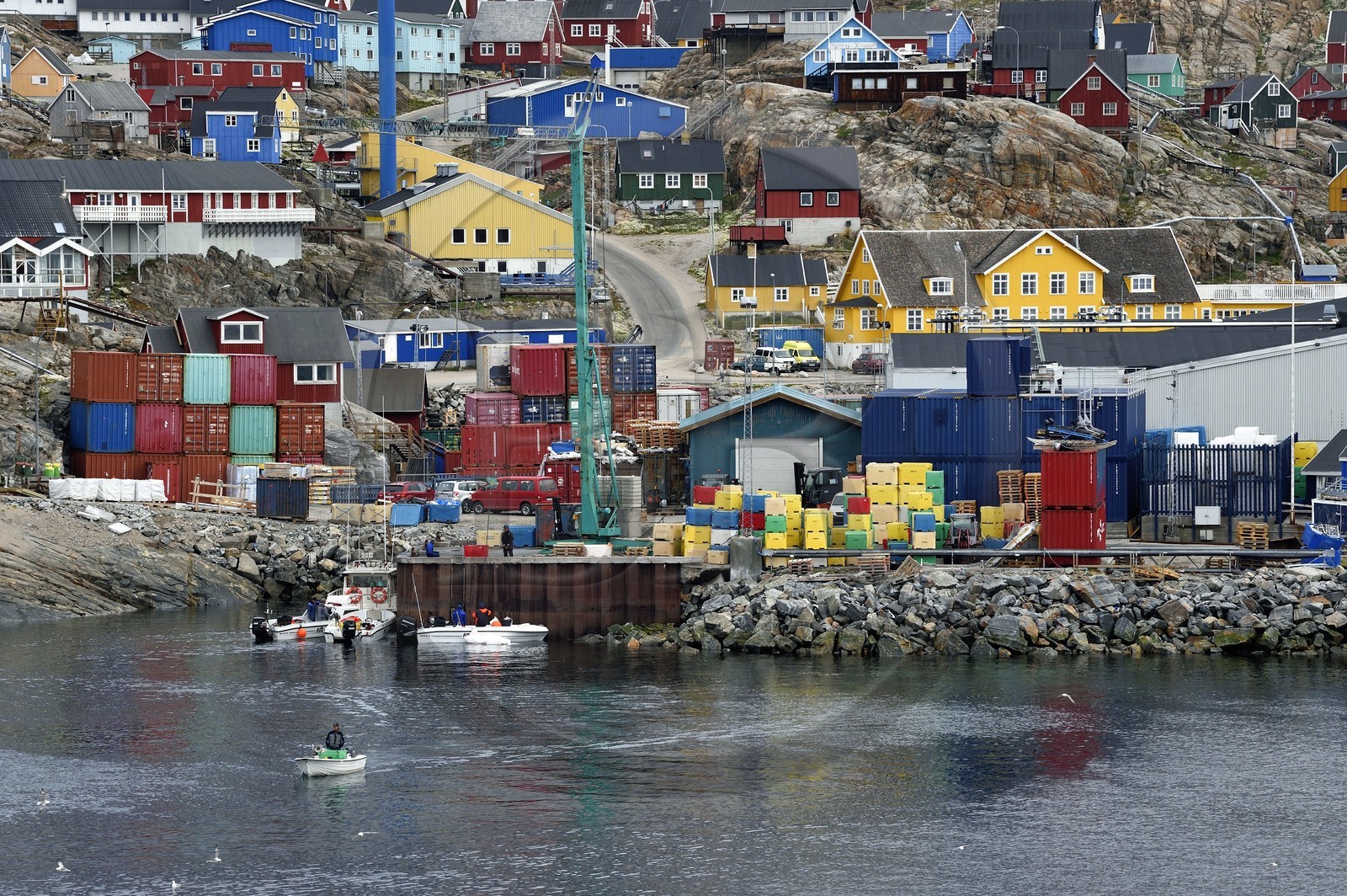 Groenland, cote ouest, baie de Baffin, le port de la ville de Uummannaq accrochée à la roche