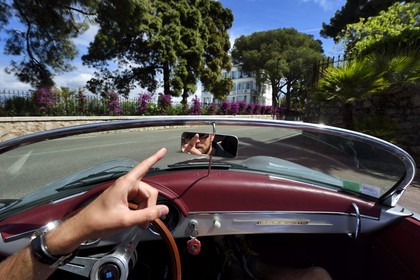 France, Alpes-Maritimes (06), Antibes, Cap d'Antibes, dans le quartier de l'Eden Roc à bord d'une Porsche Speedster 356 décapotable de collection, en arrière plan la villa Les Chênes Verts