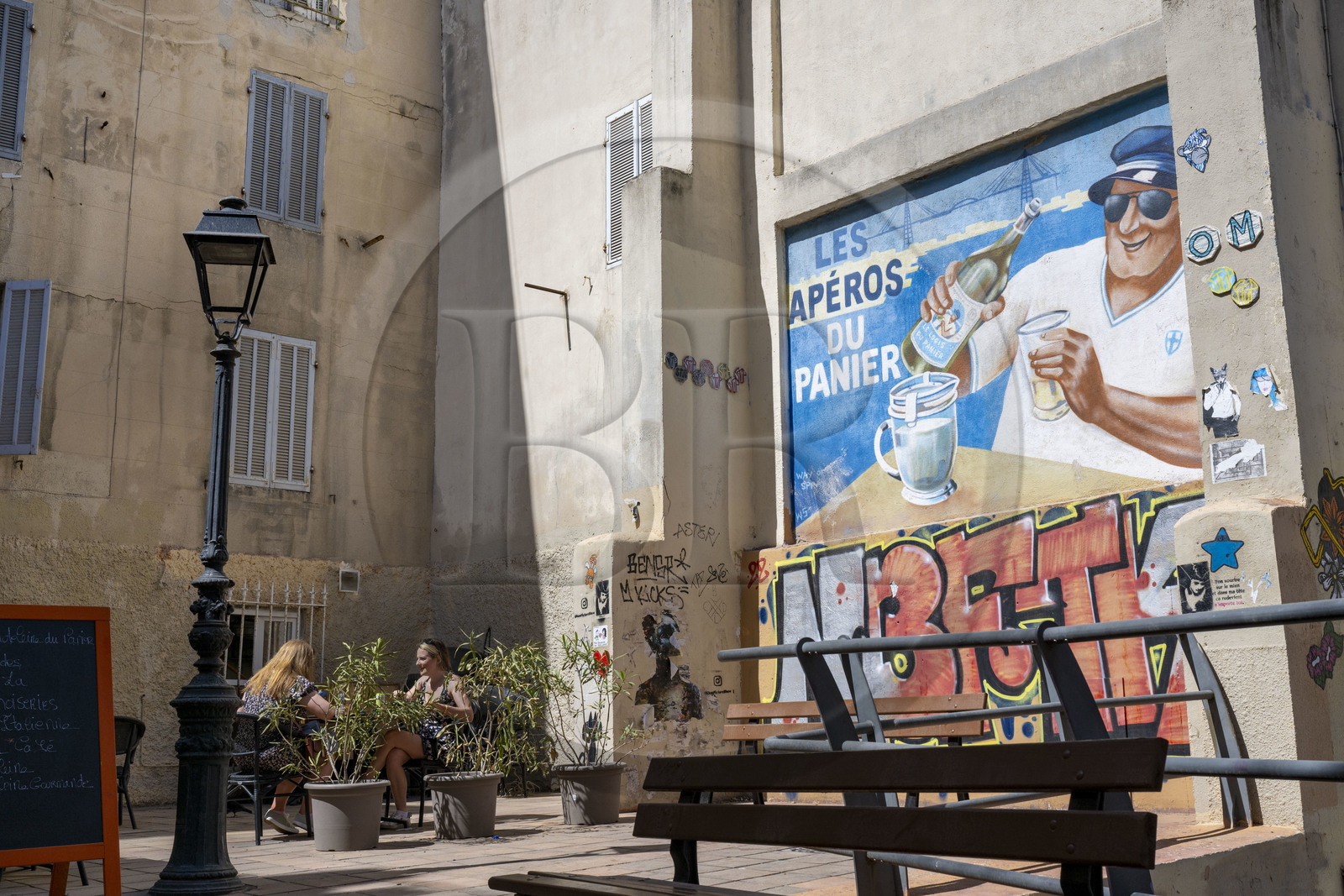 France, Bouches-du-Rhône (13), Marseille, quartier du Panier, peintures murales et graffitis place de la Charité