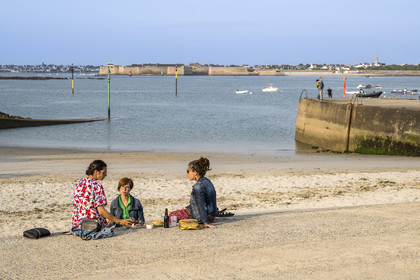 France, Morbihan (56), rade de Lorient, Larmor-Plage, Pointe des Blagueurs à l'extrémité de la plage de Port-Maria et Port-Louis en arrière plan