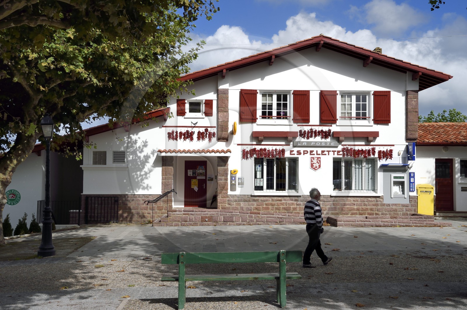 France, Pyrénées-Atlantiques (64), Pays-Basque, Espelette, séchage des piments d'Espelette aux facades des maisons du village, le bureau de Poste