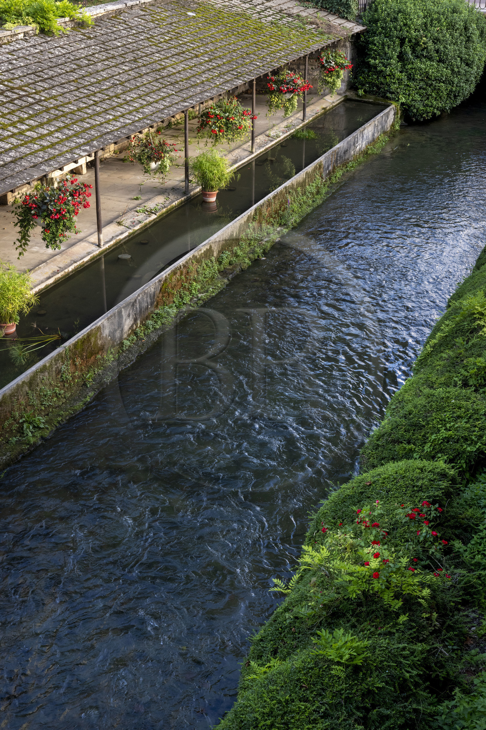 France, Côte-d'Or (21), les climats de Bourgogne classés Patrimoine Mondial de l'UNESCO, Beaune, lavoir Saint-Jacques édifié en 1887 au pied du rempart sur la rivière la Bouzaize