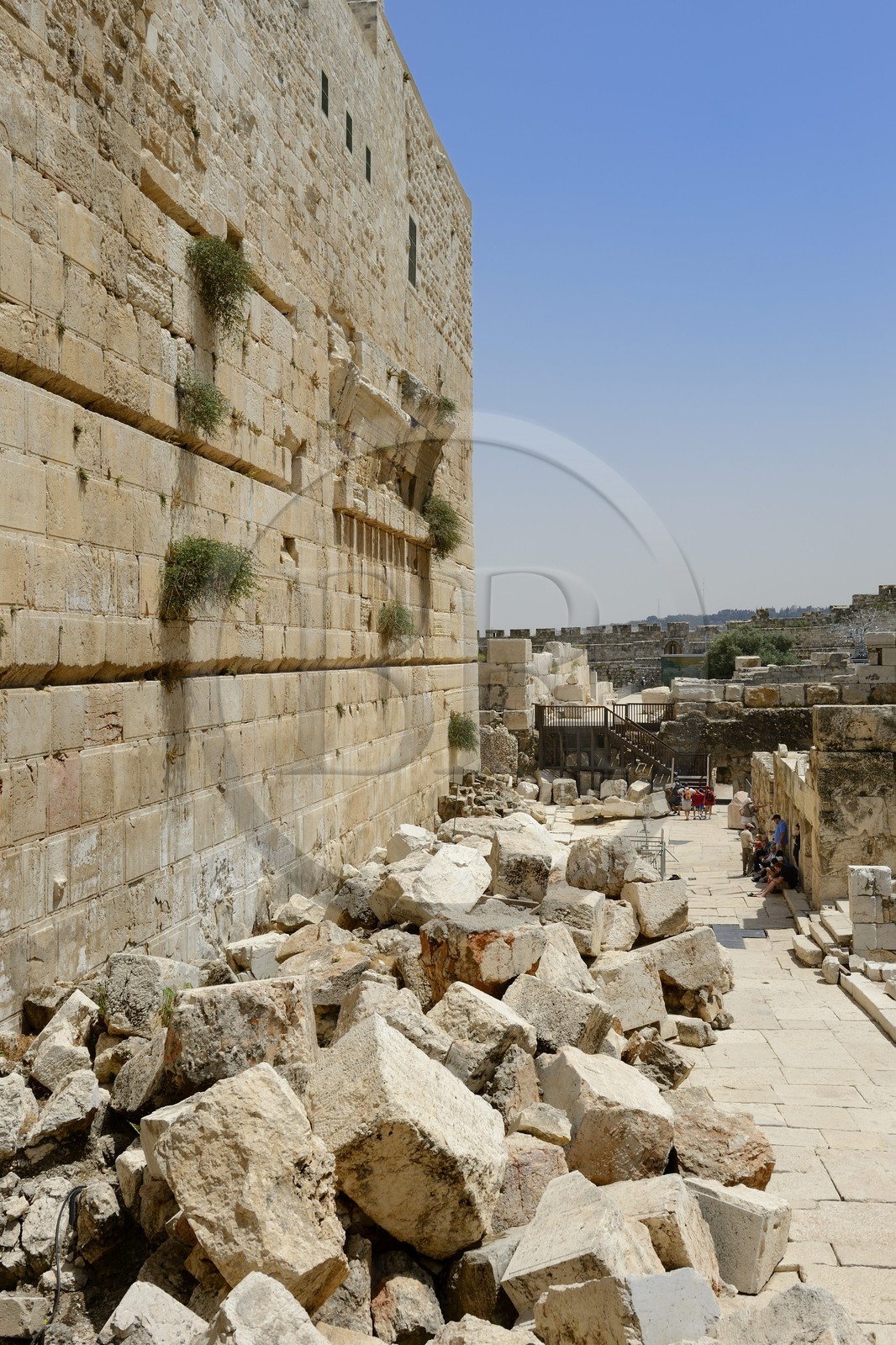 Israel, Jérusalem, ville sainte, vieille-ville classée Patrimoine Mondial de l'UNESCO, Le Mont du Temple au Centre Davidson, mur de soutènement ouest de l'esplanade du Temple construite par Hérode Ier le Grand, traces de l'arche de Davidson dans la rue d'Hérode