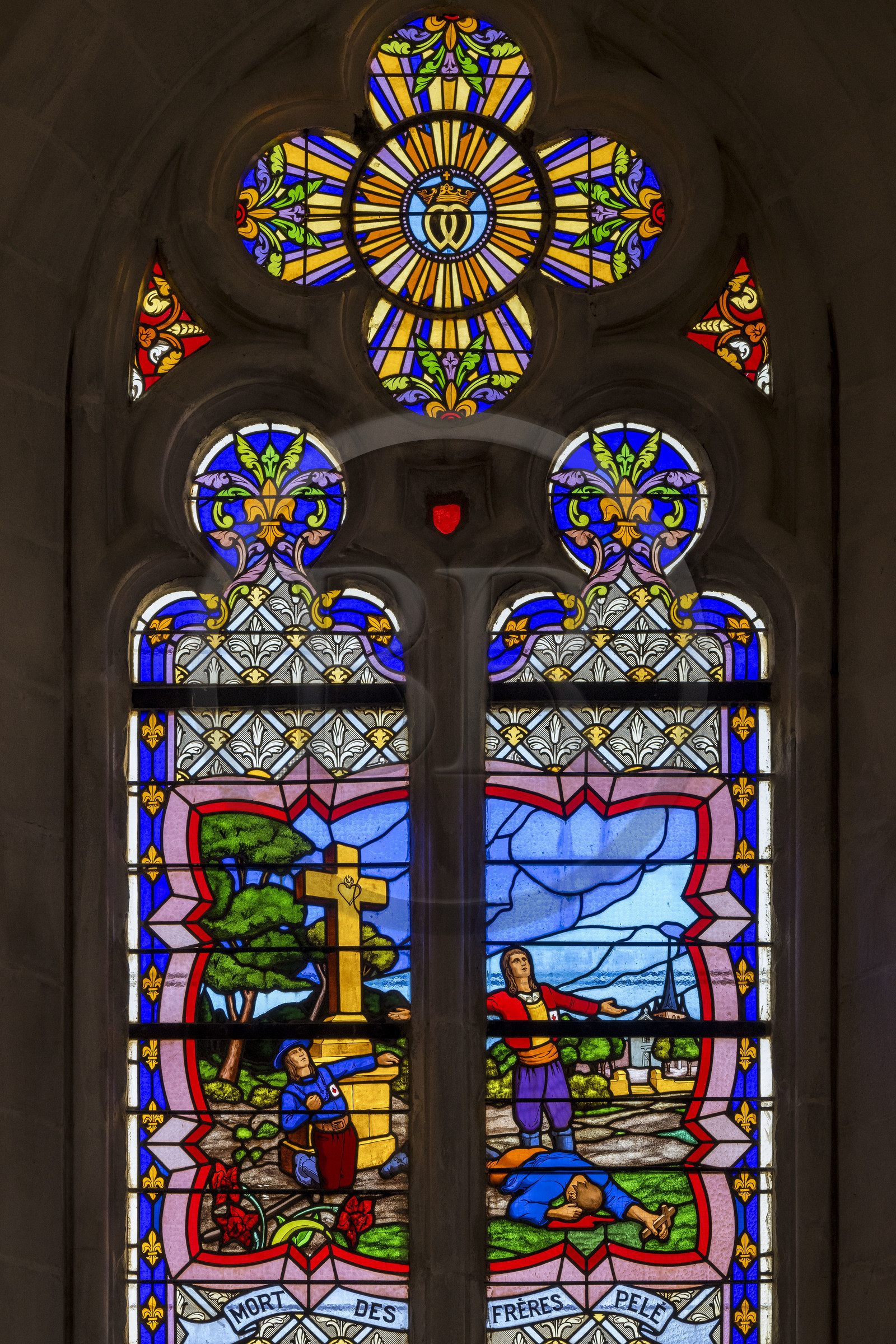 France, Vendée (85), Mortagne-sur-Sèvre, l'église Saint-Hilaire, église et centre d'interprétation du vitrail, vitrail représentant la guerre de Vendée réalisé par le maître-verrier mortagnais Roger Degas, la mort des frères Pelé fusillés par les soldats républicains