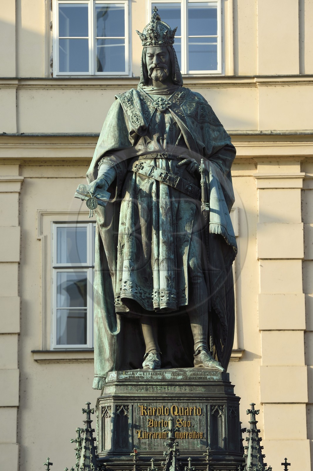 République Tchèque, Prague, centre historique classé Patrimoine Mondial de l'UNESCO, Stare Mesto (vieille ville), statue du Roi de Bohême Karel IV au pied du pont Charles (Karluv Most ou Karlov Most)