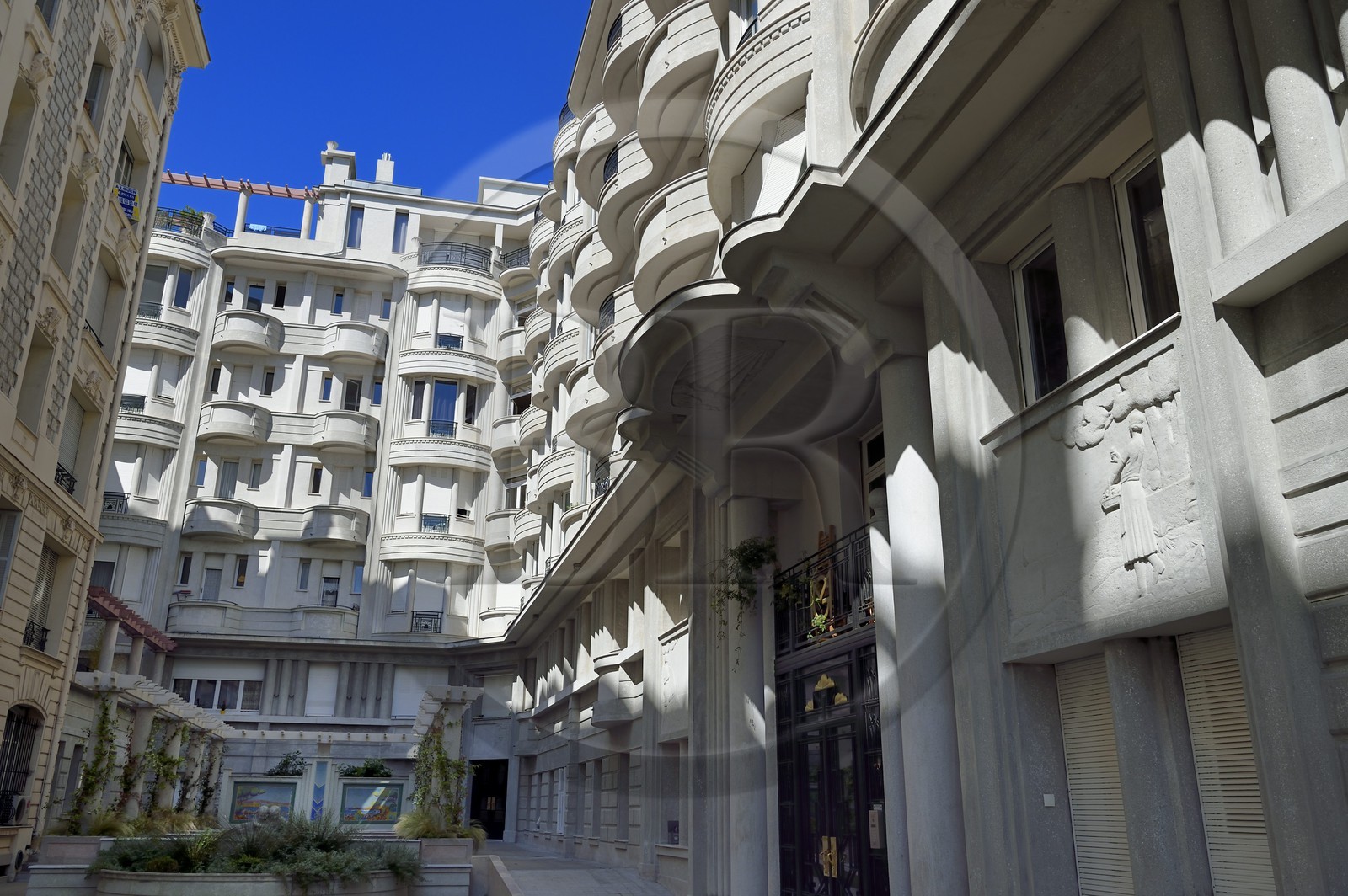 France, Alpes-Maritimes (06), Nice, quartier des Baumettes, l'immeuble Art déco Le Gloria Mansions, l'entrée principale dans la cour intérieure
