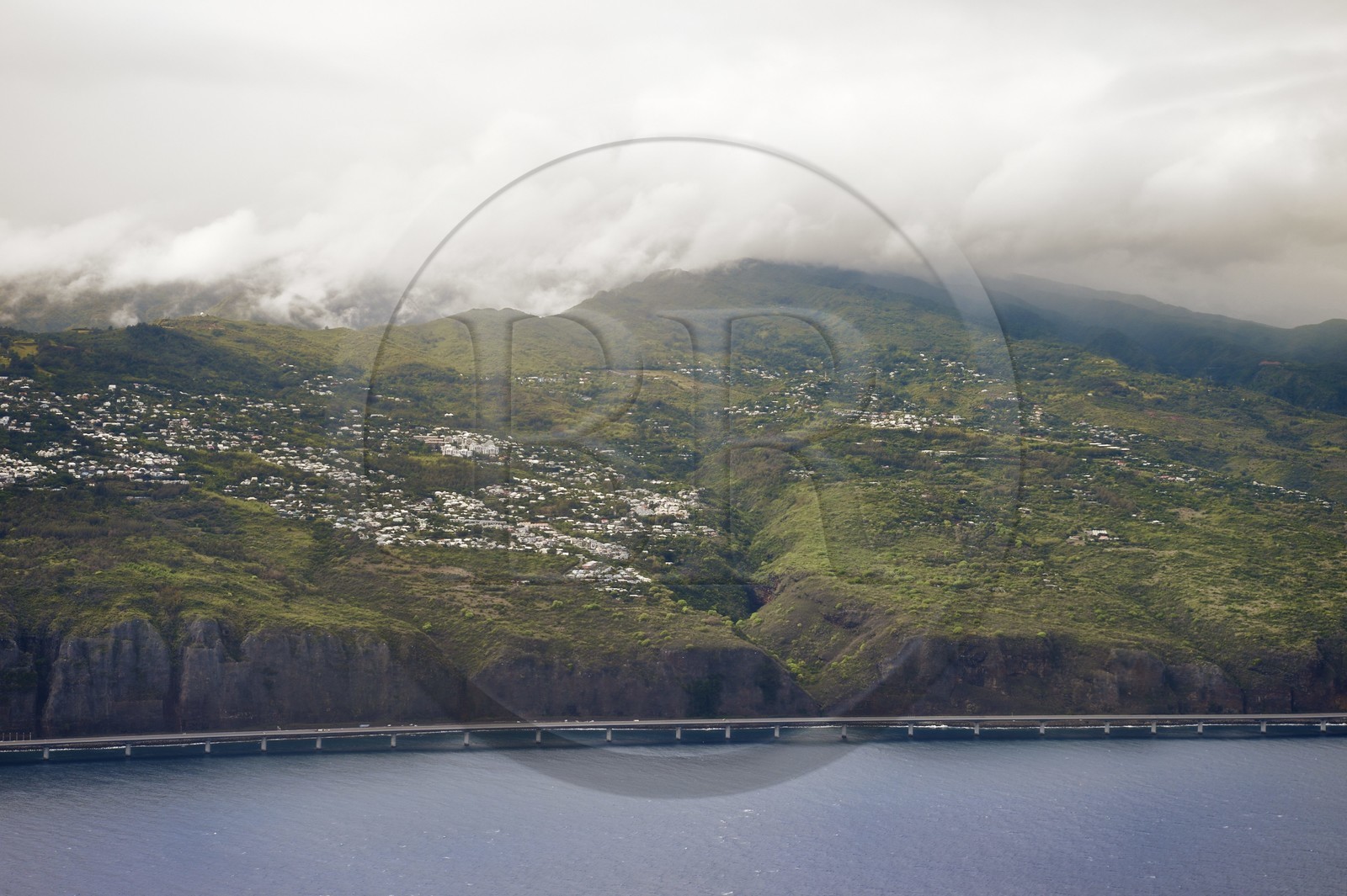 France, Ile de la Reunion, Saint-Denis, la Nouvelle Route du Littoral (NRL), viaduc maritime long de 5,4 km entre la capitale Saint-Denis et le principal port de commerce à l’Ouest