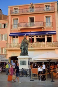 France, Var (83), Saint-Tropez, statue du vice-amiral Suffren et facade de l'hôtel Sube quai de Suffren sur le port