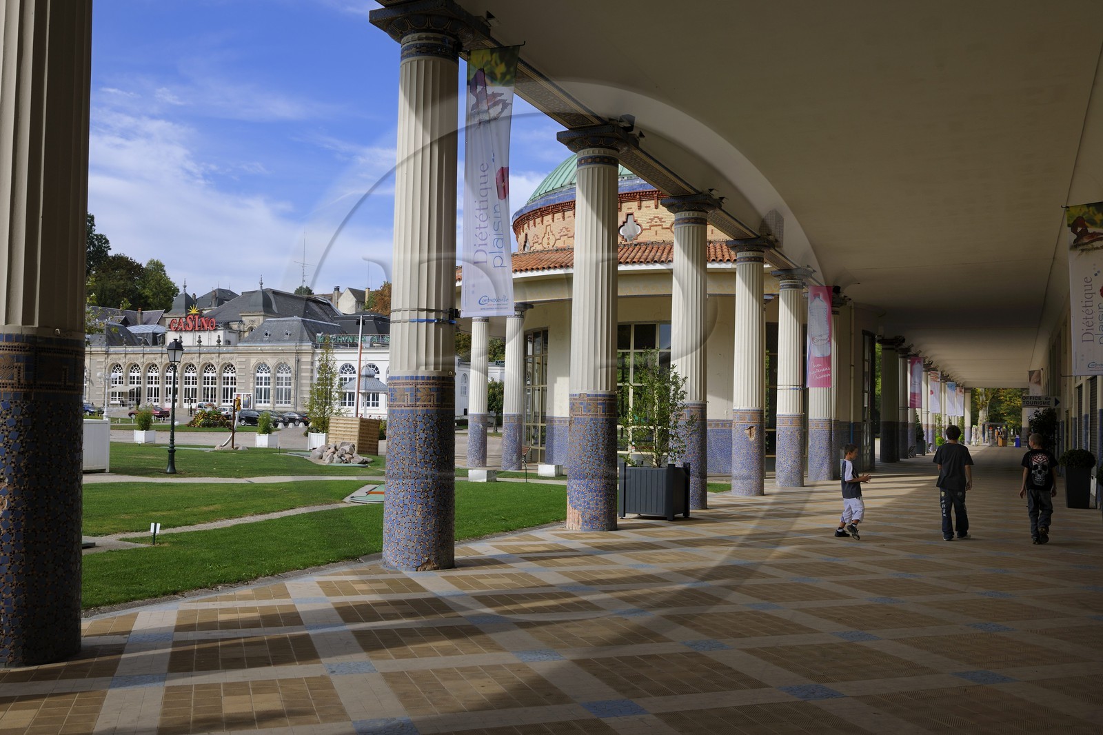 France, Vosges (88), ville de Contrexeville, le casino et la source de l'établissement thermal