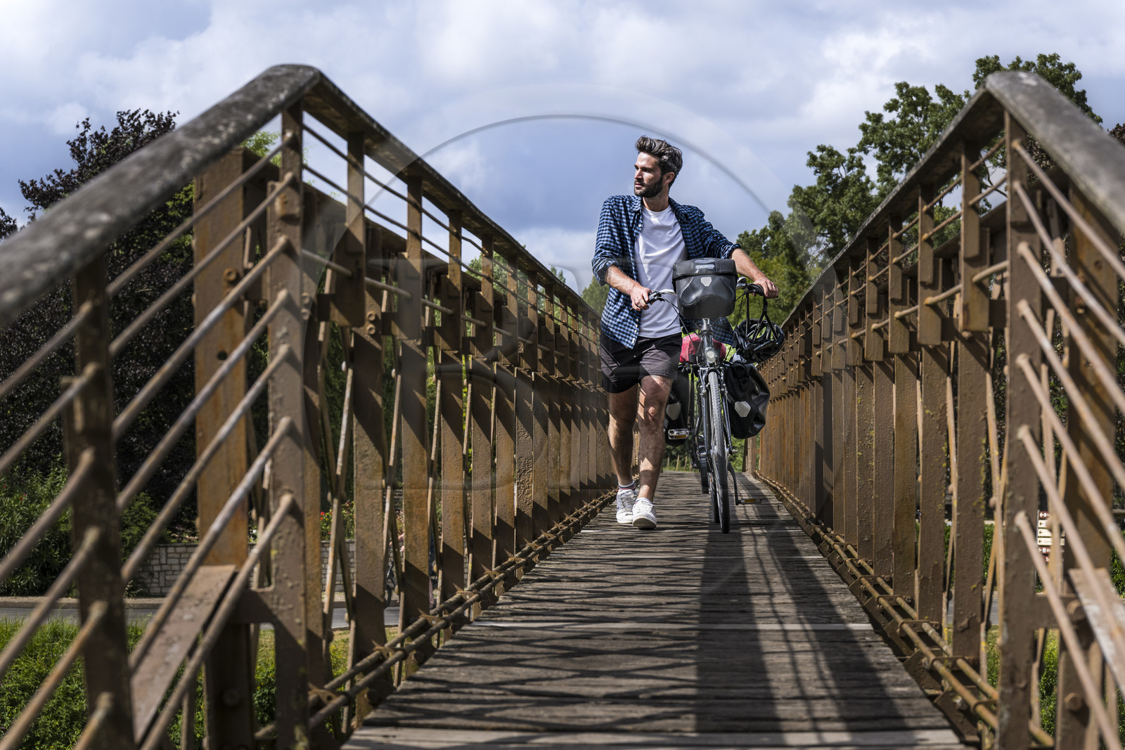 France, Deux-Sèvres (79), le Marais Poitevin, la Venise Verte, Le Mazeau, randonnée à bicyclette le long de la Sèvre Niortaise