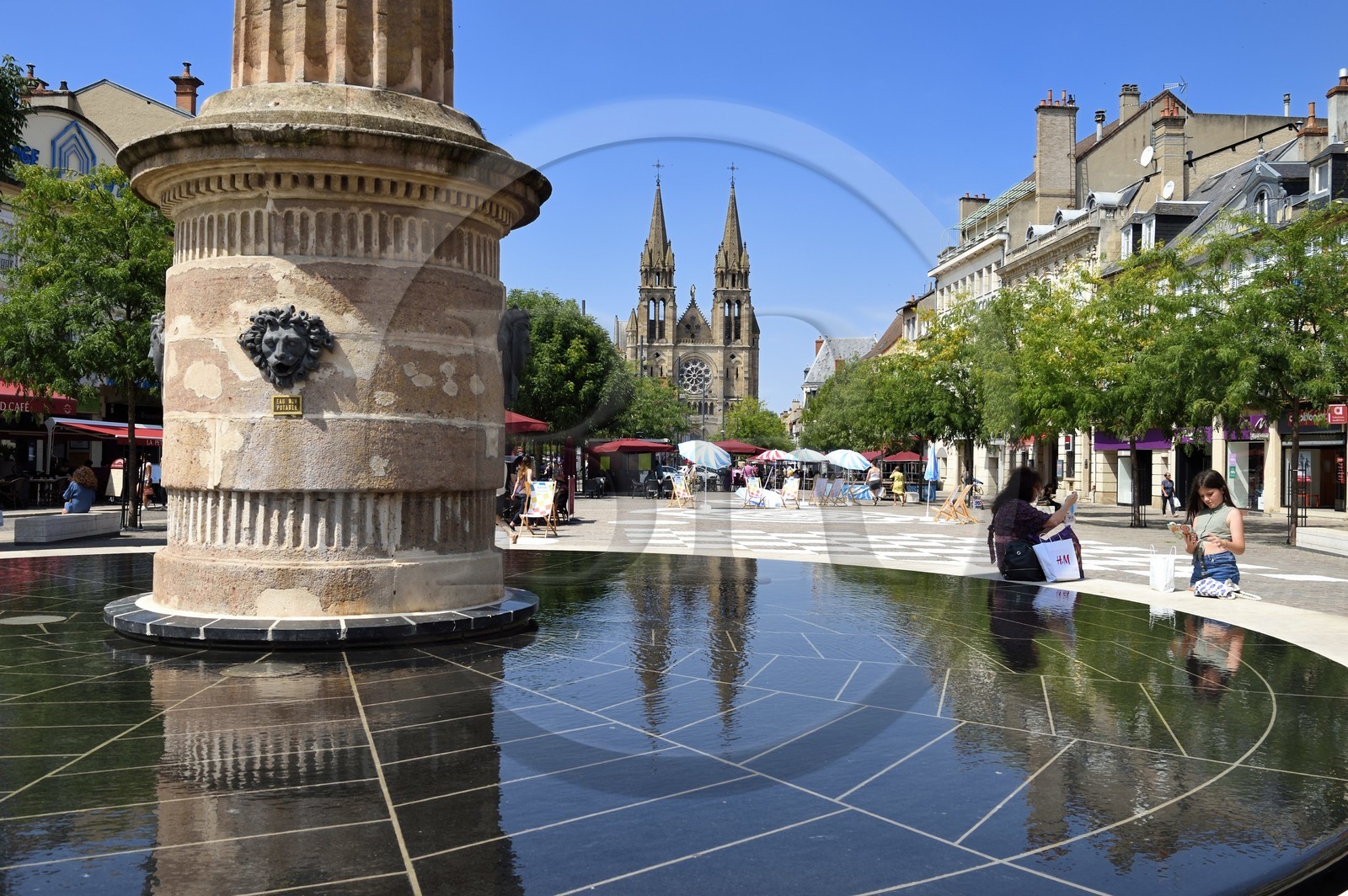 France, Allier (03), ancienne province du Bourbonnais, Moulins, place d'Allier, la grande fontaine de la colonne (début XIXe) à l'entrée de la place et l'église du Sacré Coeur en arrière plan