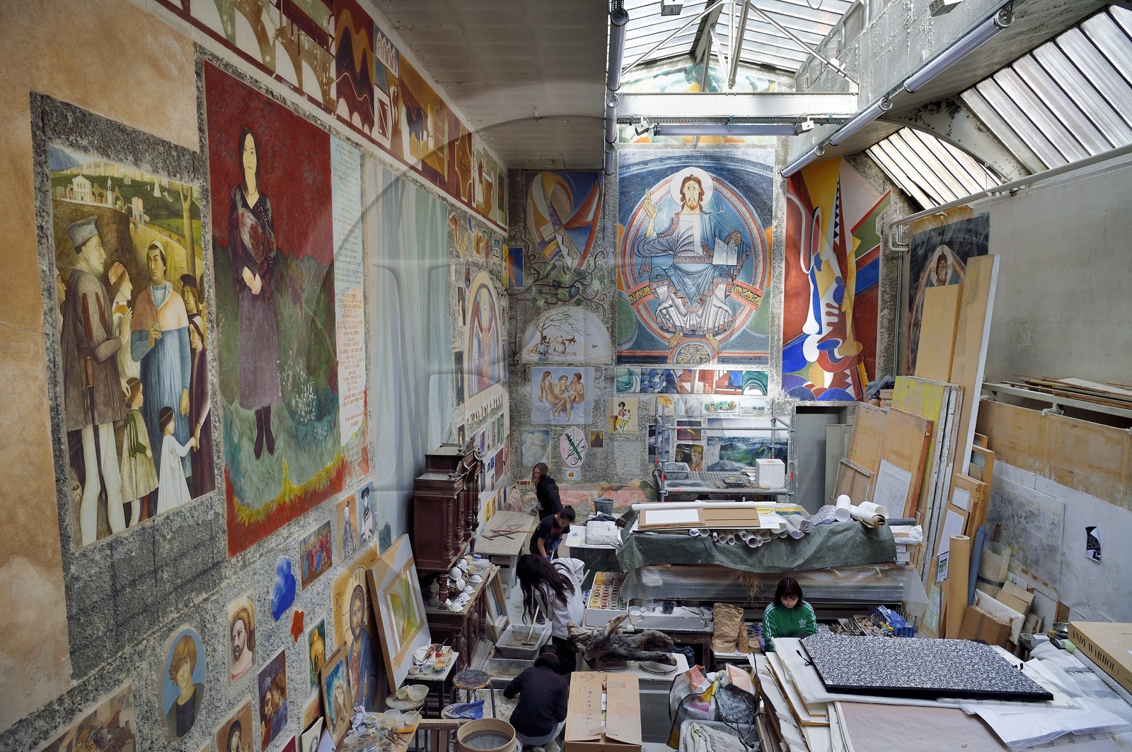 France, Paris (75), quartier de Saint-Germain-des-Prés, Ecole nationale supérieure des Beaux-Arts, fabrication du mortier dans l'atelier de fresque de Philippe Bennequin