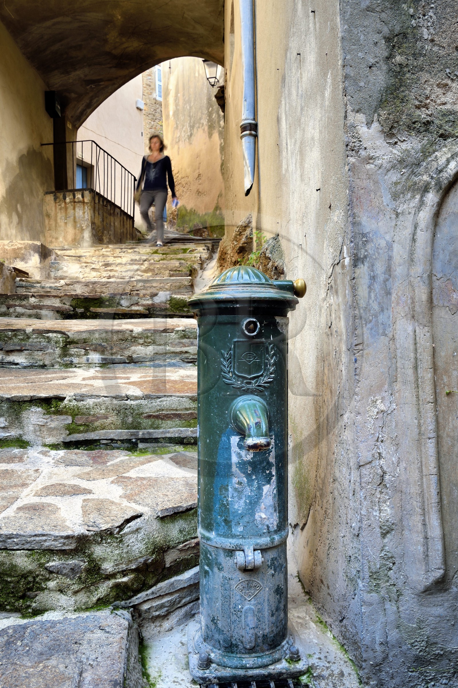 France, Var (83), Presqu'Ile de Saint-Tropez, Ramatuelle, rue Rompi Cuou (casse-cul en provencal) dans le vieux village, fontaine d'eau potable