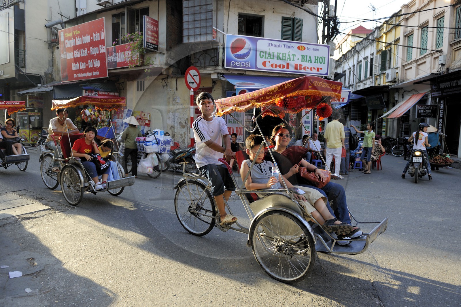 Vietnam, Hanoï, circulation de cyclo pousses dans la vieille ville