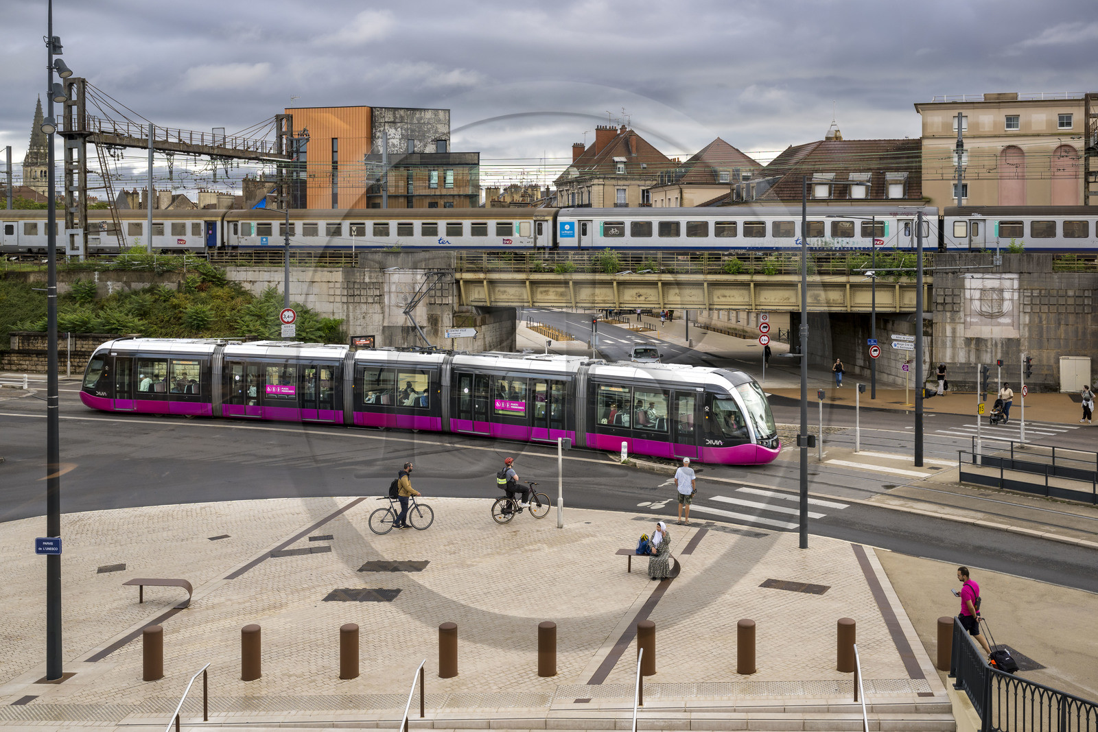 France, Côte-d'Or (21), Dijon, zone classée Patrimoine Mondial de l'UNESCO, devant la Cité Internationale de la Gastronomie et du Vin par l'architecte Anthony Béchu, le bout de la rue Monge