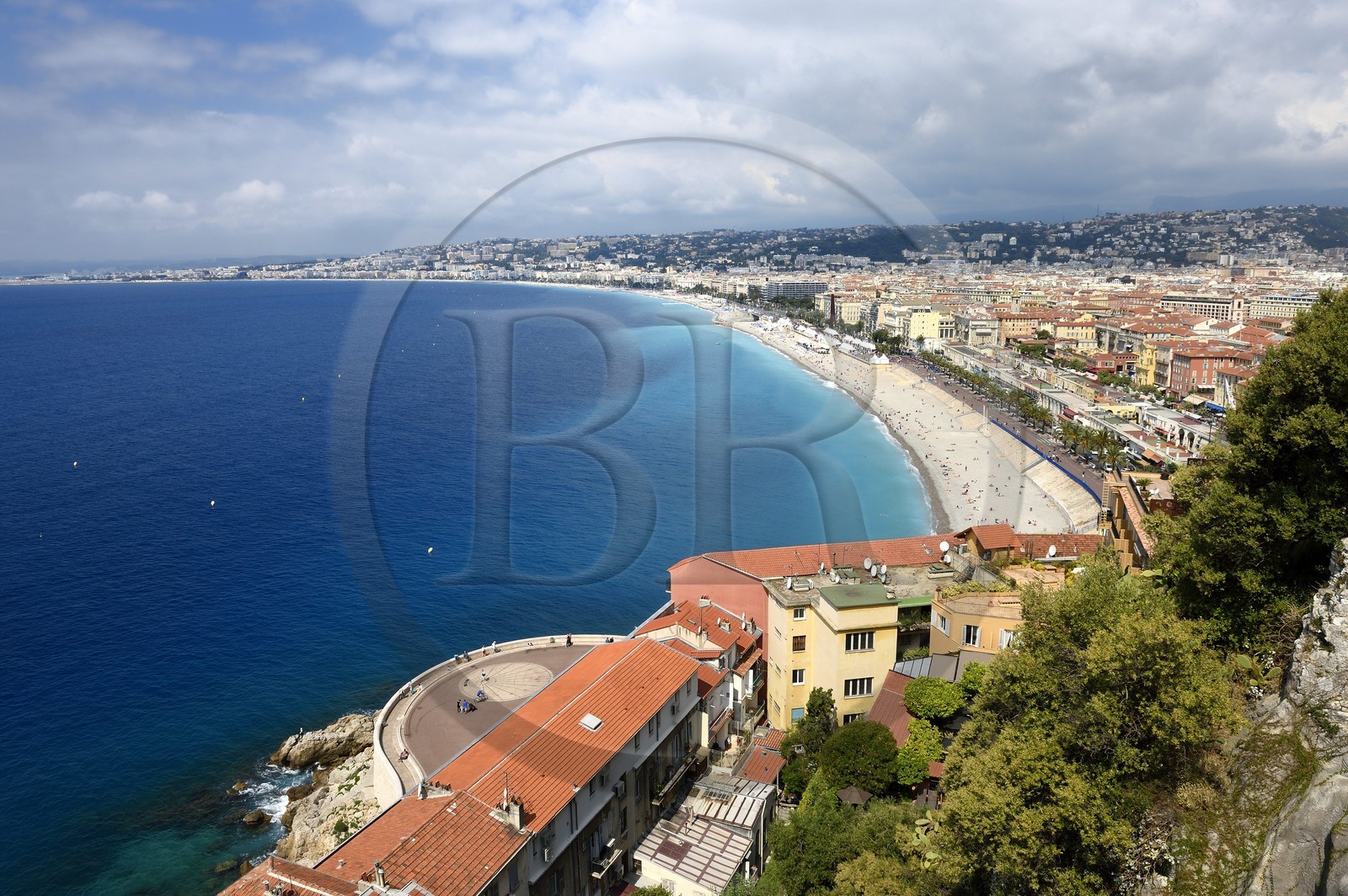 France, Alpes-Maritimes (06), Nice, la Baie des Anges, au premier plan le cadran solaire de la pointe des Ponchettes, la Promenade des Anglais sur le bord de mer en arrière plan