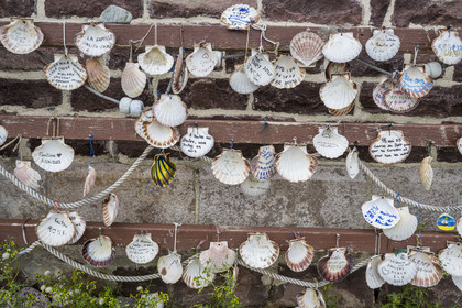 France, Côtes d'Armor (22), Grand Site de France Cap d'Erquy – Cap Fréhel, Erquy, l'Ilot Saint-Michel, la chapelle Saint-Michel, ex voto sur des coquilles de Saint-Jacques