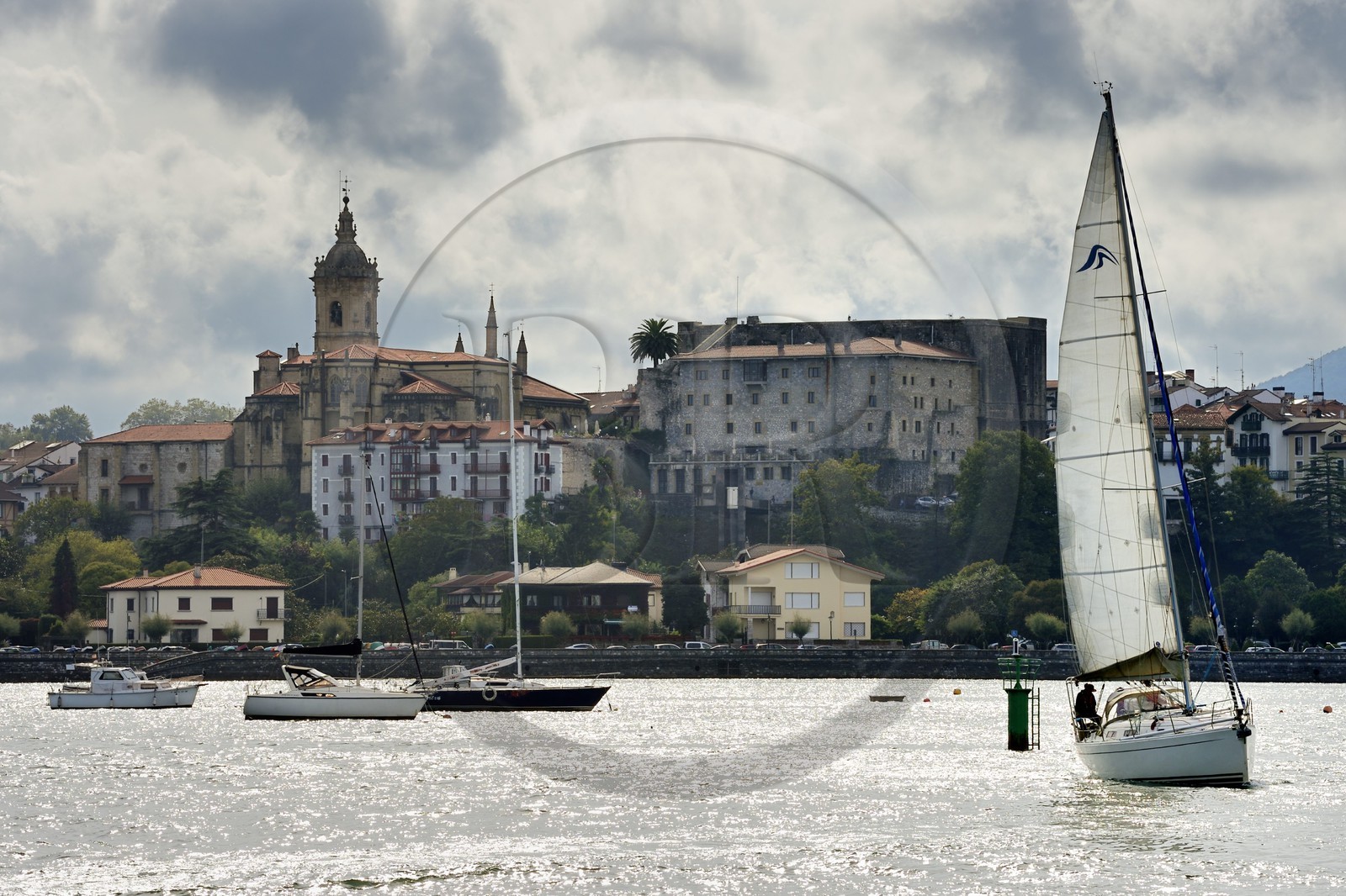 France, Pyrénées-Atlantiques (64), la côte du Pays-Basque, la baie d'Hendaye dans l'embouchure de la Bidassoa, le village de Hondarribia (Fontarrabie)