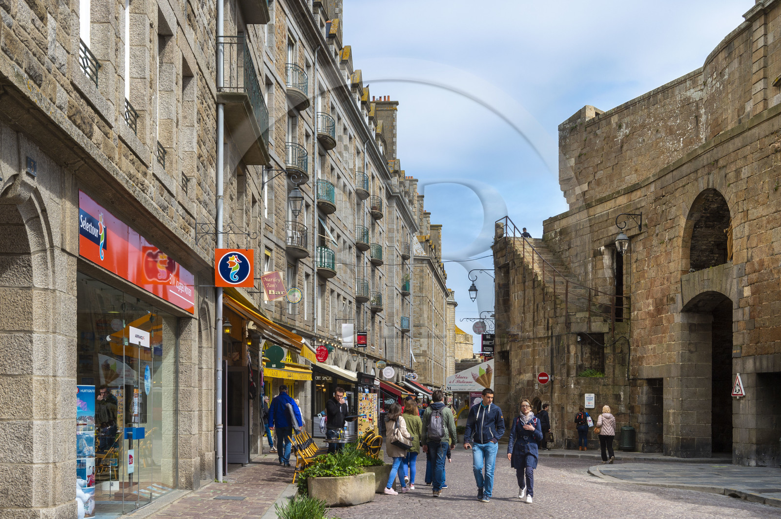 France, Ille-et-Vilaine (35), Côte d'Emeraude, Saint-Malo, place du Poids du Roi, les remparts de la ville intra-muros à la Grand'Porte
