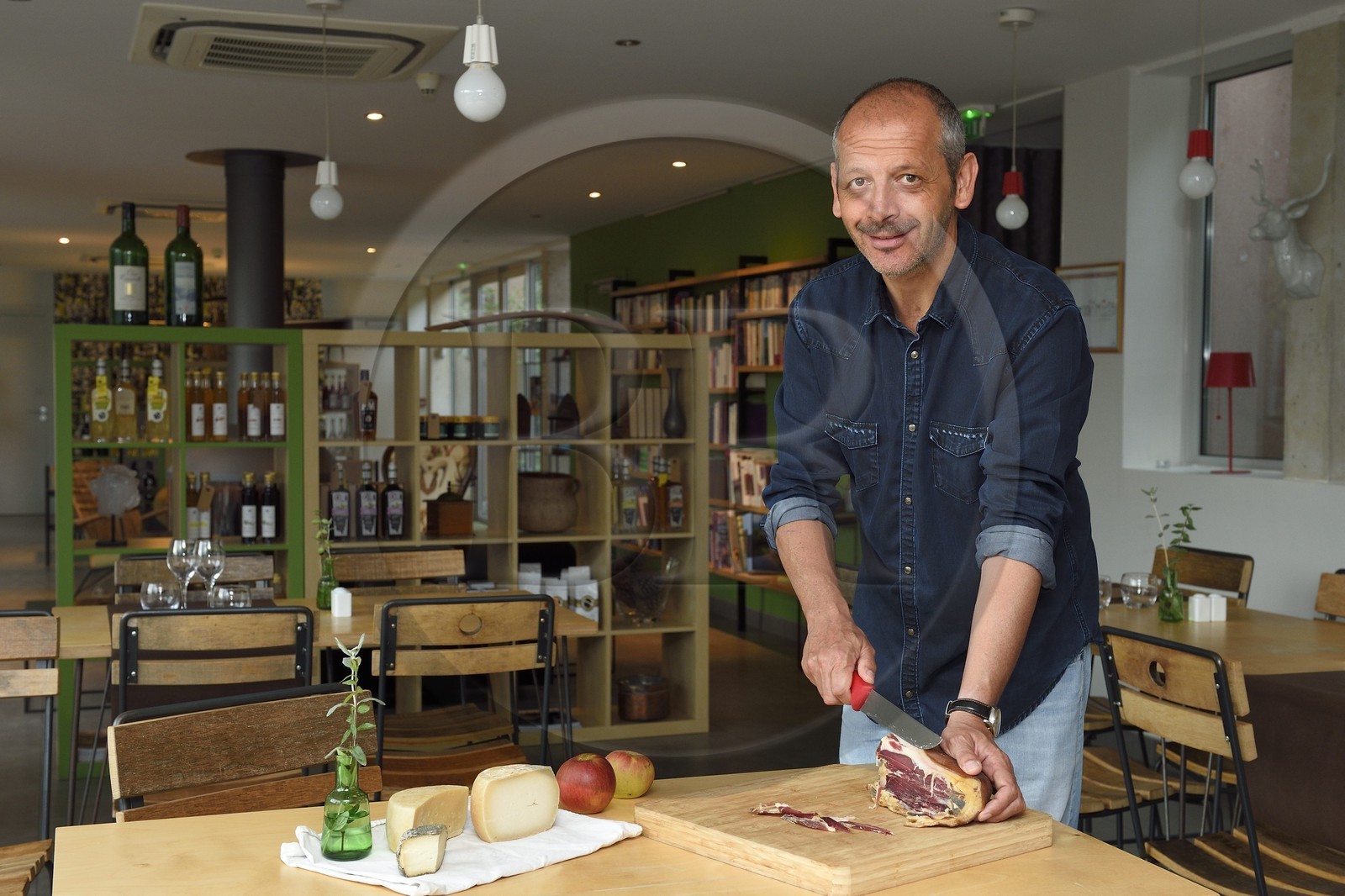 France, Corse-du-Sud (2A), Vallée du Prunelli, Bastelica, Boutique Hotel Artemisia, son directeur Christophe Gandon déguste un jambon pays accompagné de produits locaux, pomme, fromages de chèvre et brebis