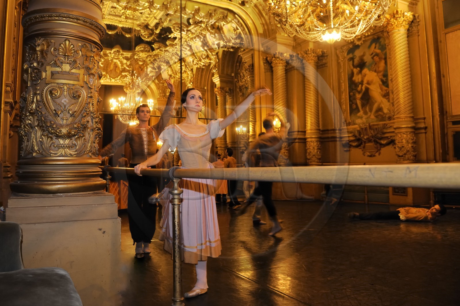 France, Paris (75), l'Opéra Garnier, ultimes échauffements avant d'entrer en scène dans le foyer de la Danse