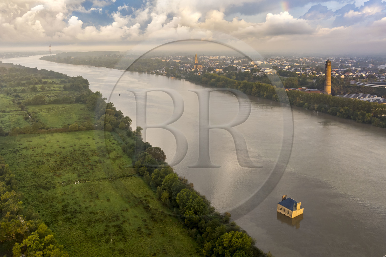 France, Loire-Atlantique (44), Couëron, collection d'art contemporain à ciel ouvert Estuaire, La Maison dans la Loire réalisé par l'artiste Jean-Luc Courcoult et la Tour à plomb de 69 m de haut construite au XIXème siècle (vue aérienne)