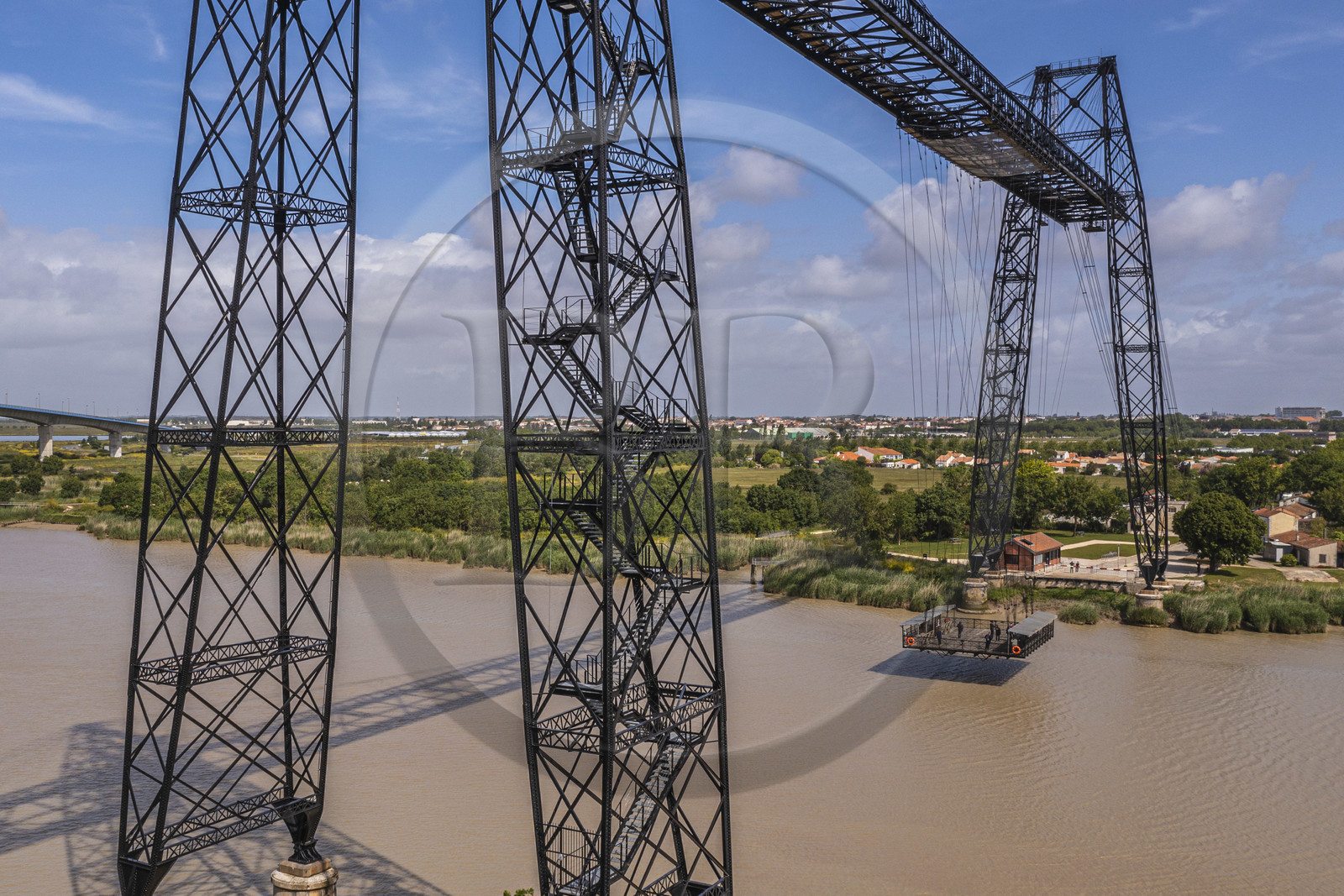 France, Charente-Maritime (17), Rochefort, le pont transbordeur de Rochefort (ou Martrou) construit par Ferdinand Arnodin en 1900, la nacelle en translation au dessus du fleuve Charente (vue aérienne)