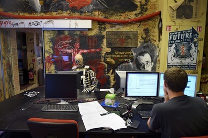 France, Rhône (69), Saint-Romain-au-Mont-d'Or, la Demeure du Chaos, l'œuvre d'art est basé sur la transformation sans fin de la maison du XVIIème siècle de l'artiste plasticien Thierry Ehrmann en une réplique de zone de guerre à l'image du monde présent, les bureaux de sa société Artprice au sein de la Demeure