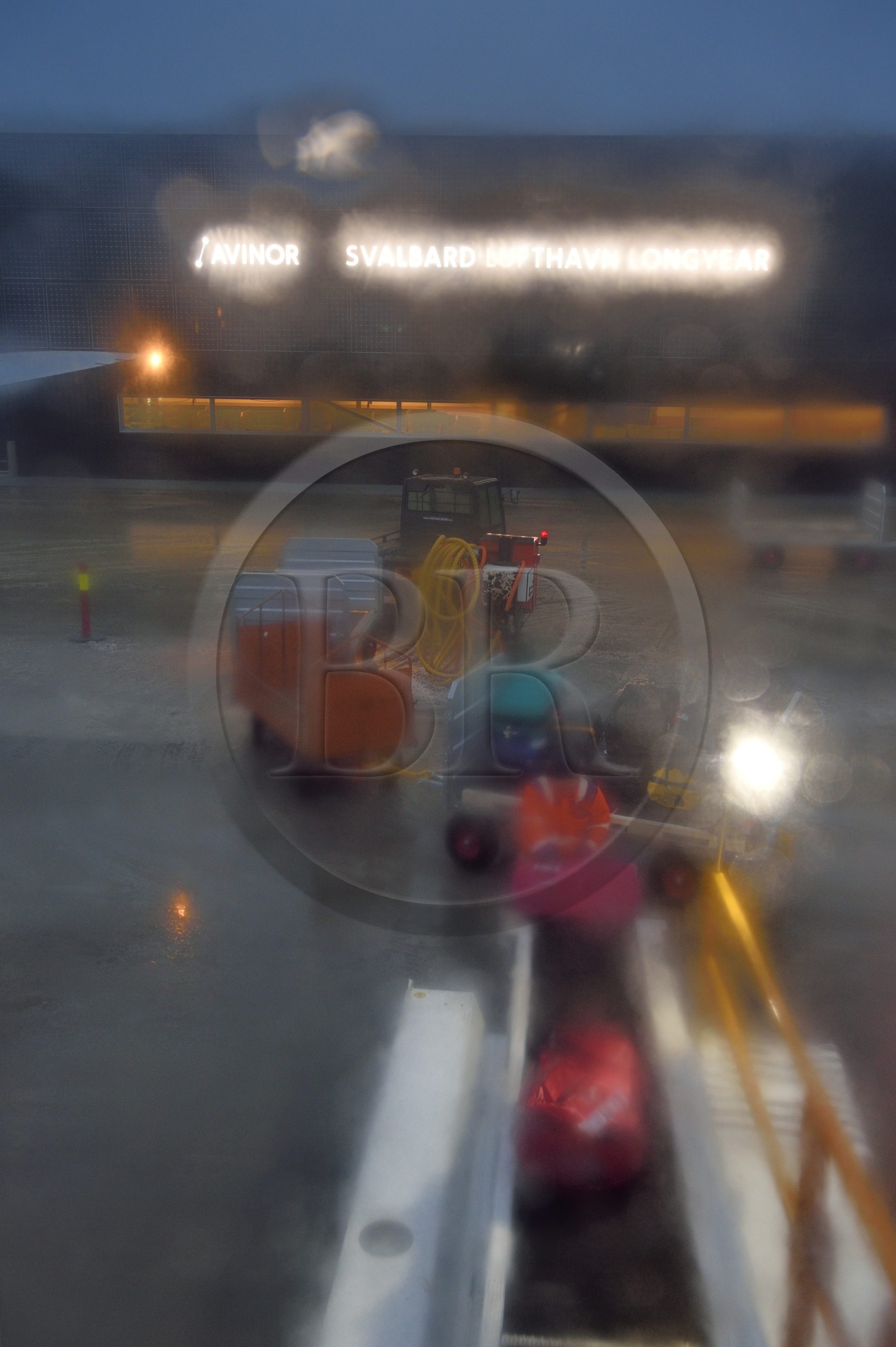 Norvège, Svalbard, Spitzberg, aéroport de Longyearbyen, embarquement des bagages