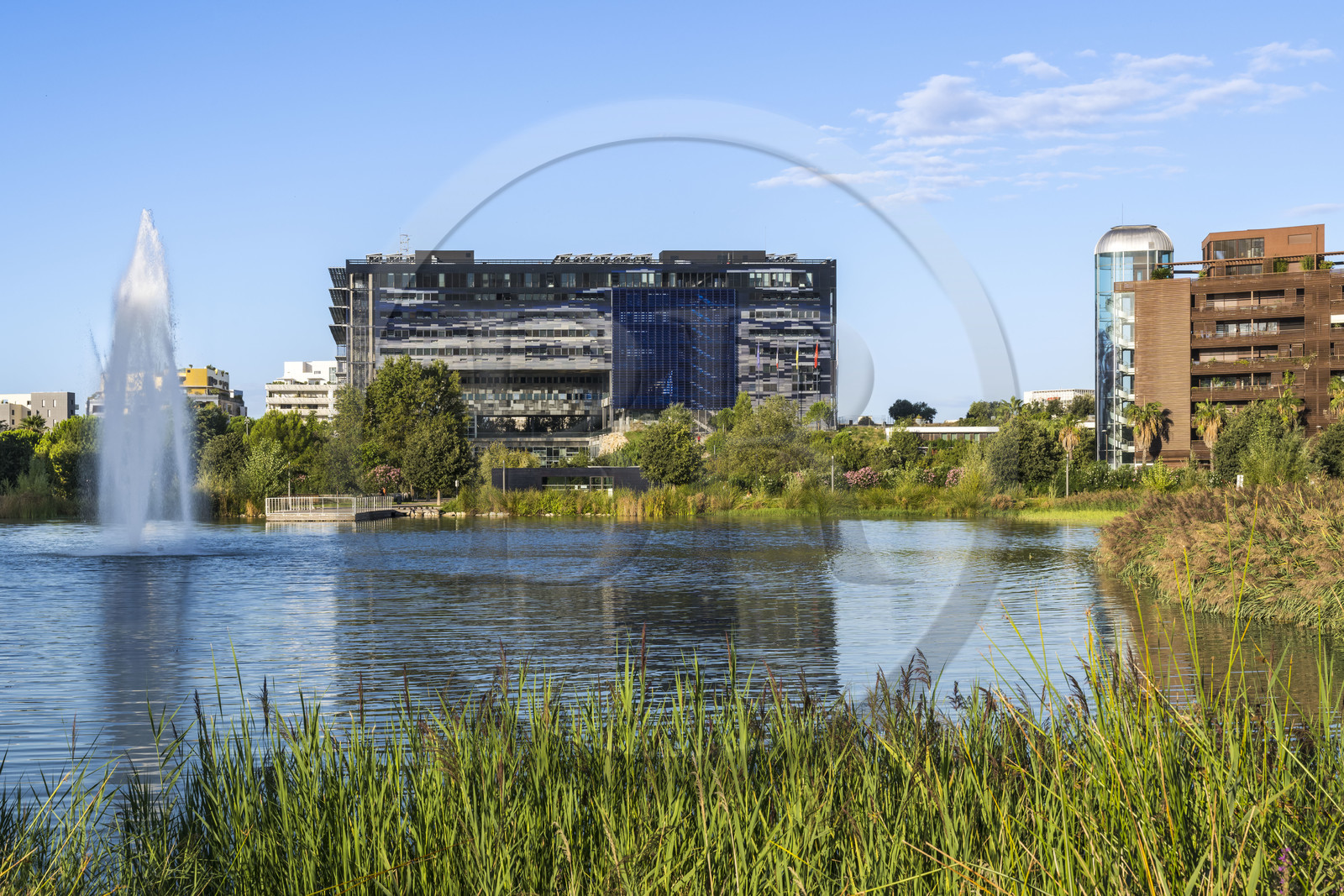 France, Hérault (34), Montpellier,  quartier de Port Marianne, l'Hotel de Ville conçu par les architectes Jean Nouvel et François Fontès et le Bassin Jacques Coeur au premier plan