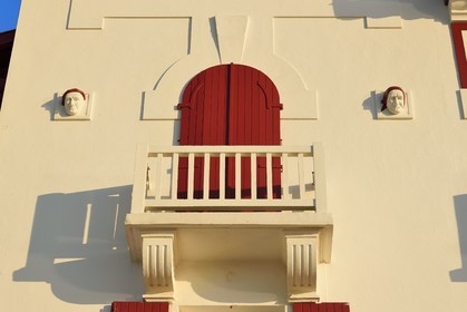 France, Pyrénées-Atlantiques (64), Pays-Basque, Saint-Jean-de-Luz, facade d'une villa du front de mer