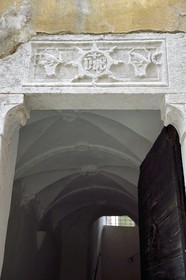 France, Alpes-Maritimes (06), vallée de la Bévéra, Sospel, linteau de porte gravé du monogramme IHS signifiant Jésus sauveur des hommes qui éloigne les mauvais esprits de la maison, immeuble de la famille Corvesi (ce qui explique le corbeau sculpté)