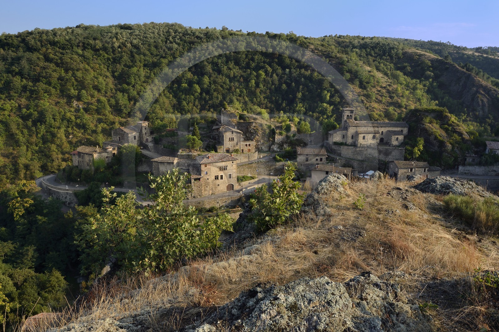France, Loire (42), Parc Naturel Régional du Pilat, Malleval, cité médiévale accrochée à un éperon rocheux dominant les gorges du Batalon dans le massif du Pilat